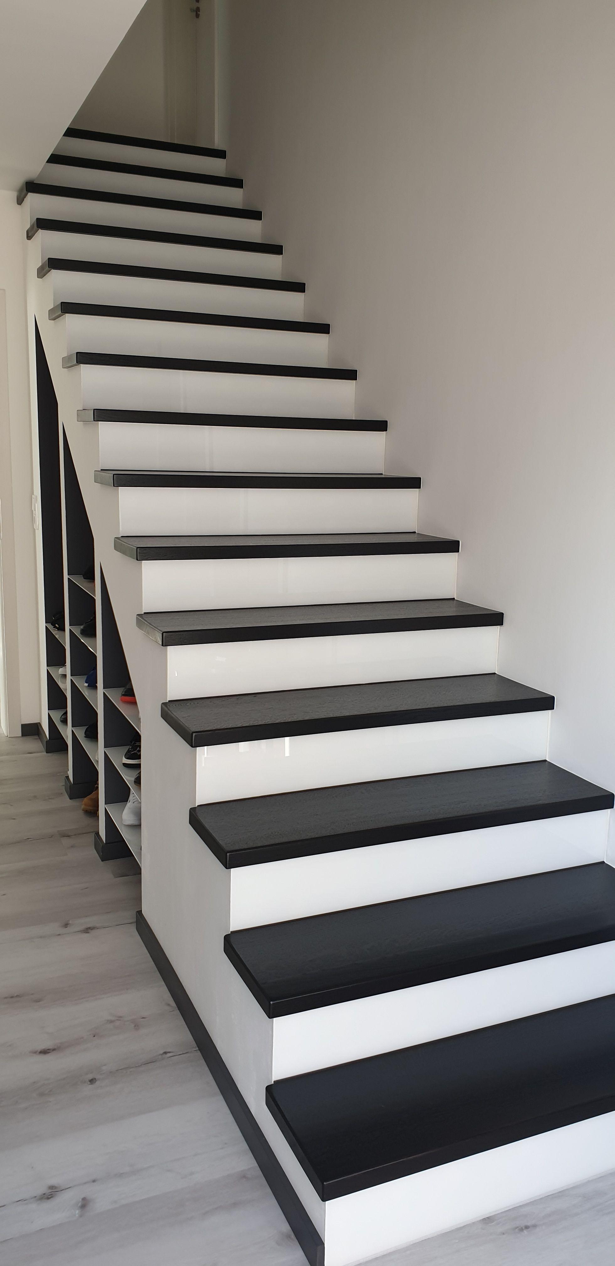 Holztreppe in weiß mit schwarzen Trittstufen