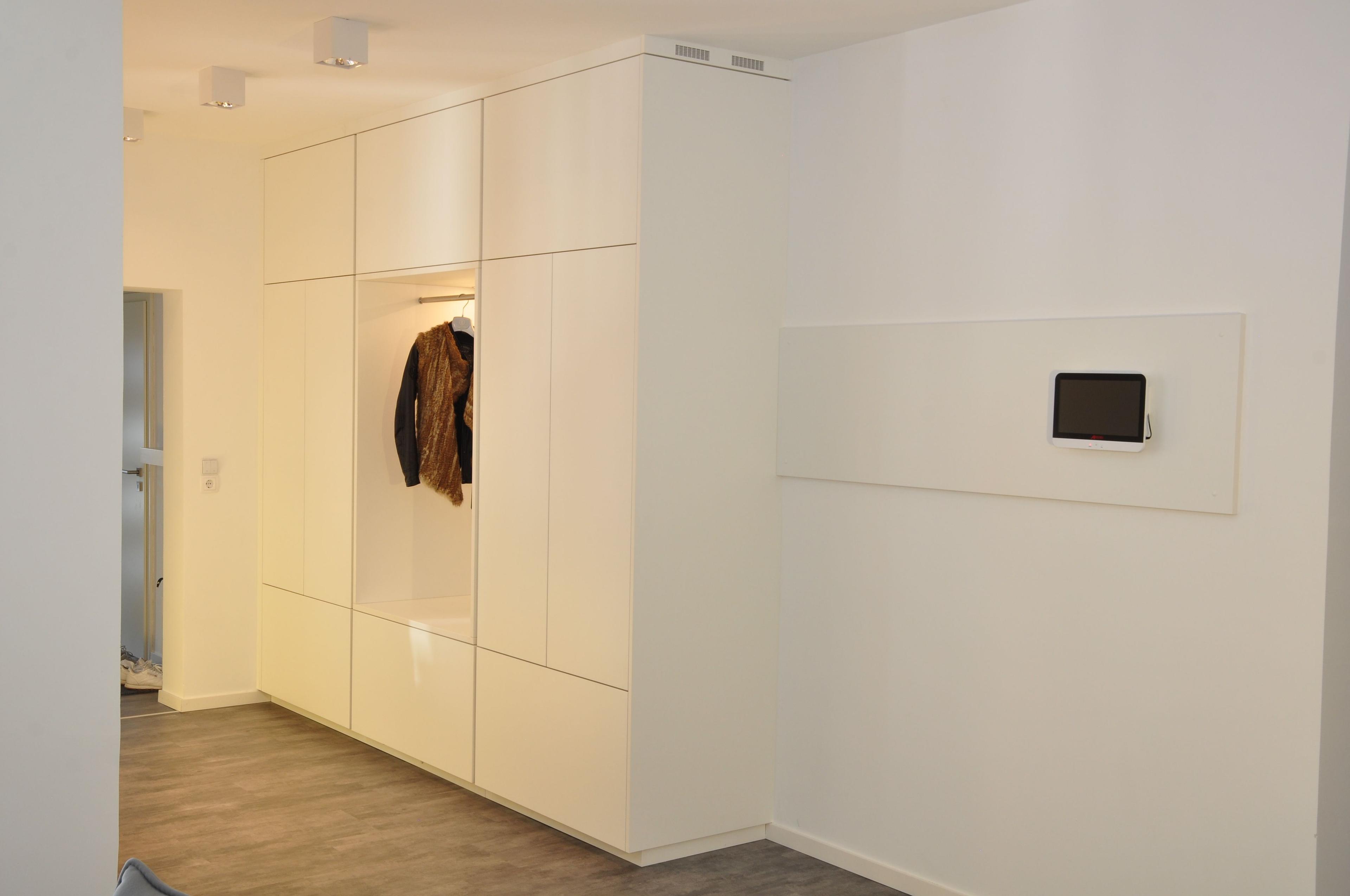 Weiße Garderobe mit Beleuchtung und Display