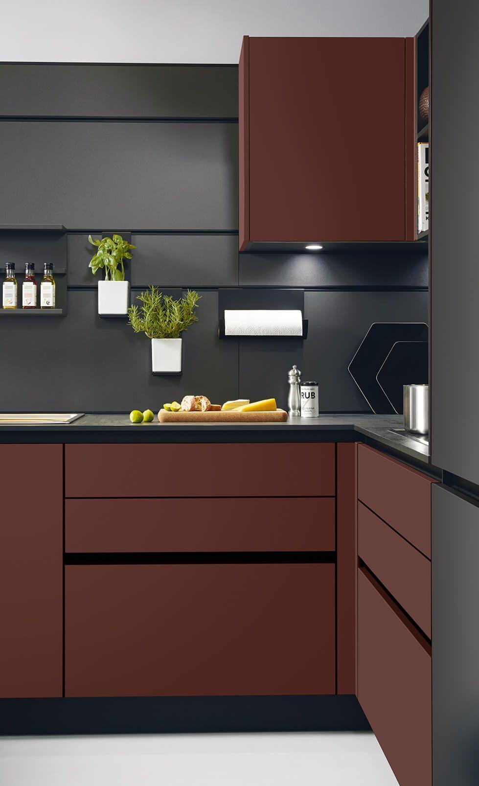 Detailfoto dunkele Küche mit Organisationssystem