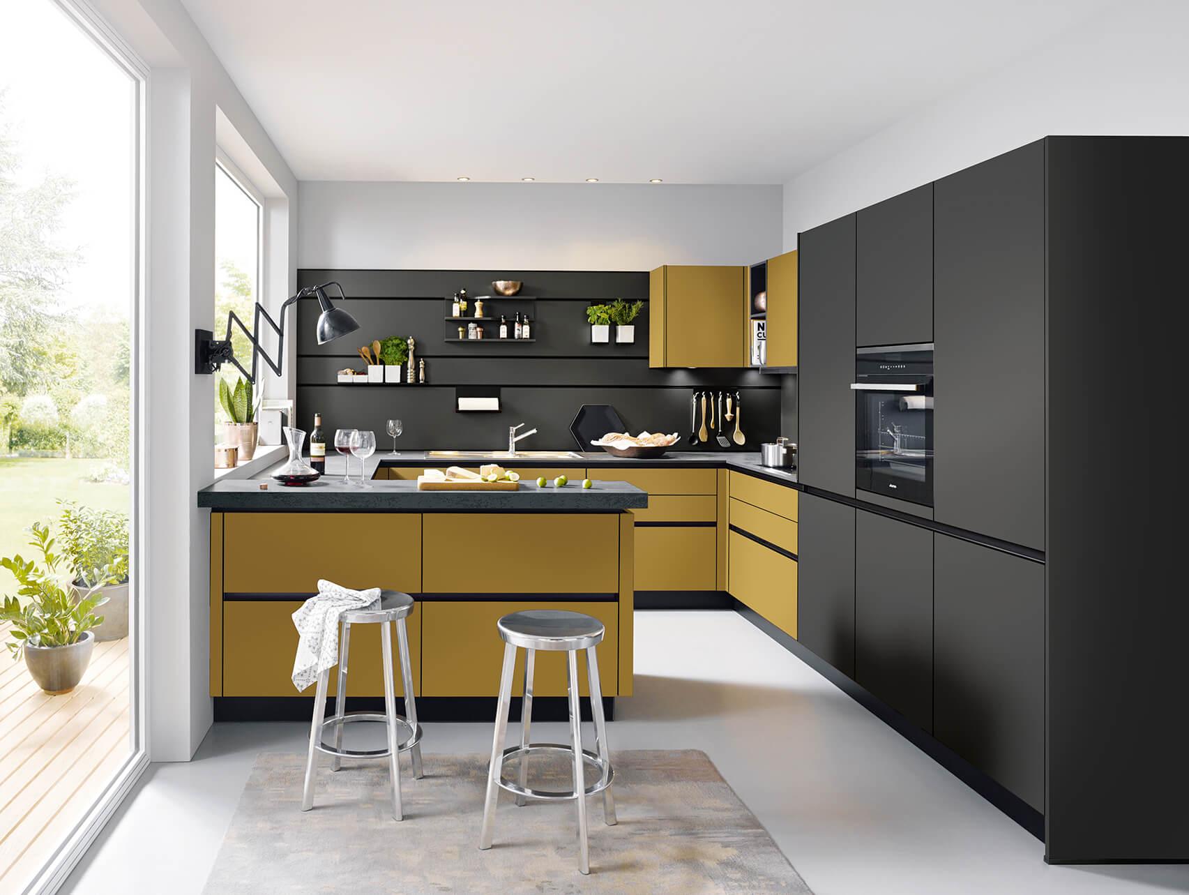 Milieufoto Küche mit ocker und schwarz