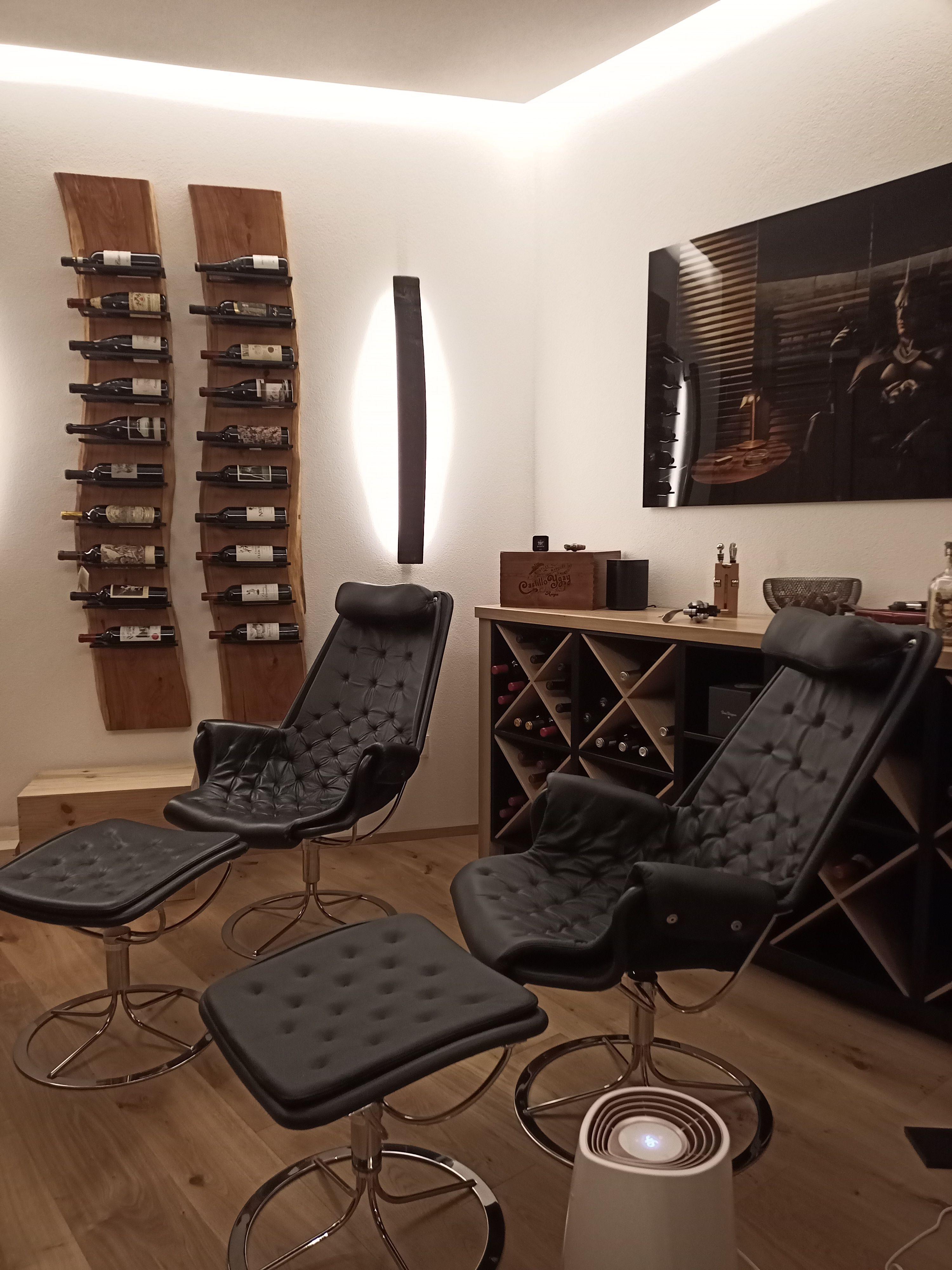  Milieufoto Weinzimmer mit Sesseln und Weinflaschenhalter